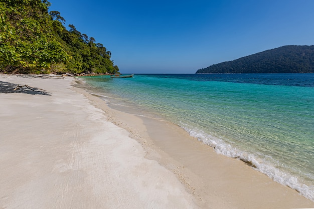 Eau claire de sable blanc de l'île de Rawi