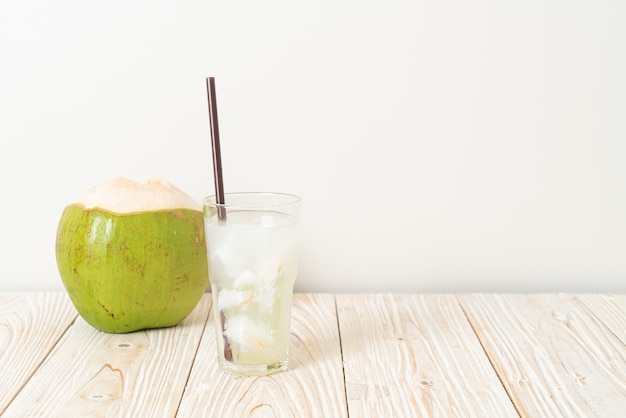 eau de coco ou jus de coco en verre avec glaçon