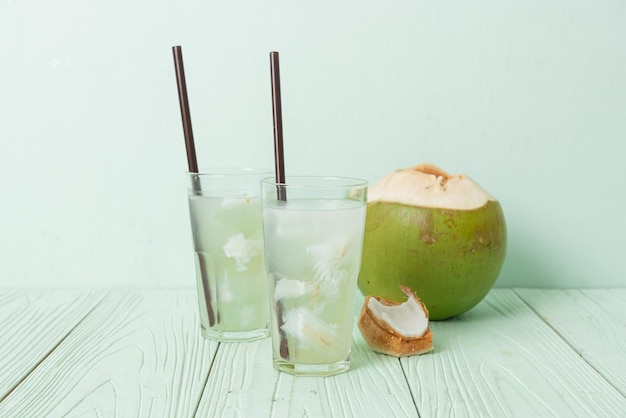 eau de coco ou jus de coco en verre avec glaçon