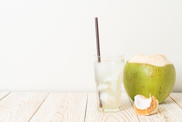 eau de coco ou jus de coco en verre avec glaçon