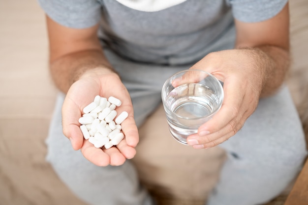 Eau avec comprimé soluble pour un patient malade