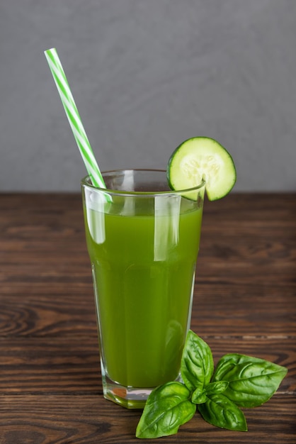 Photo eau de concombre au basilic dans un verre sur table en bois