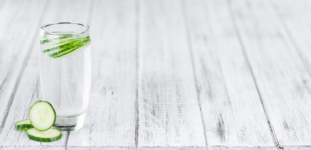 L'eau de concombre sur fond de bois vintage