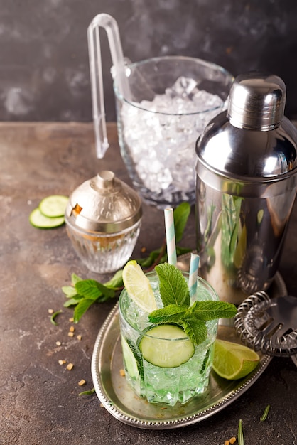 Eau de concombre infusée Detox. Cocktail fait maison d&#39;été rafraîchissant sur fond de pierre