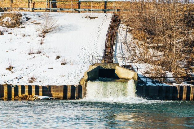 L'eau coule dans la neige en hiver