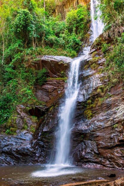 L'eau coule sur les rochers d'une cascade dans l'intérieur de l'État du Minas Gerais au Brésil