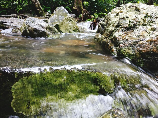 Photo l'eau coule sur les rochers