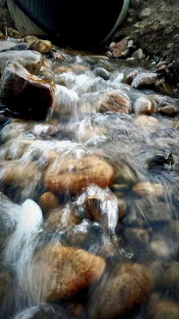 Photo l'eau coule à travers les rochers