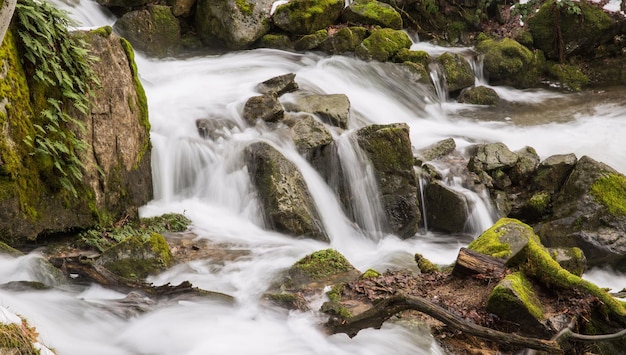 L'eau coule à travers les roches