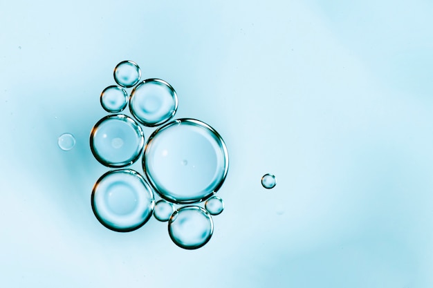 Photo eau cristalline bleu clair avec des bulles