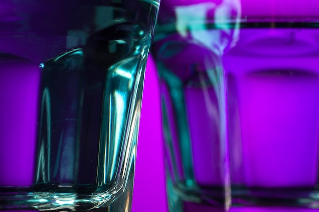 L'eau Dans Deux Verres Sur Fond Lilas