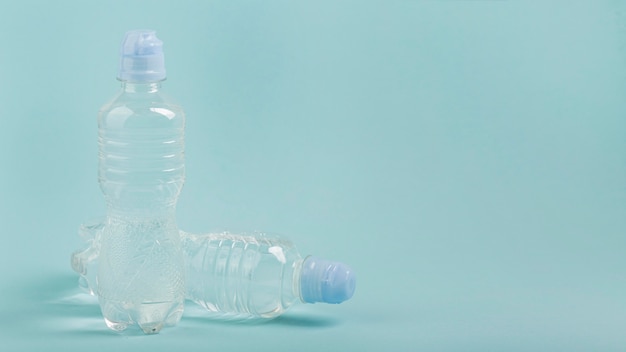 Photo l'eau dans l'espace de copie de bouteilles de sport