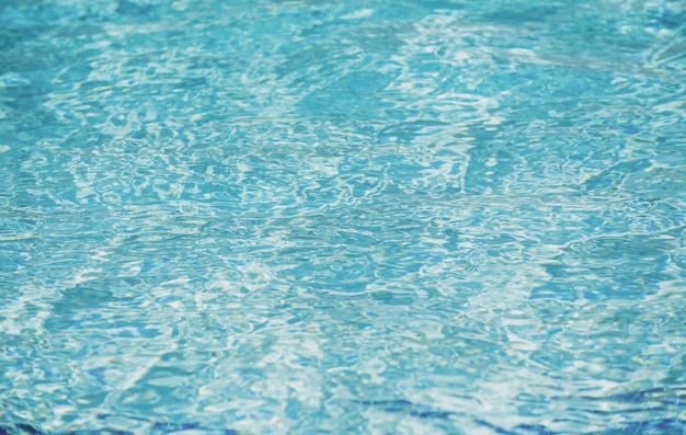 L'eau dans le fond de la piscine avec un résumé de vague haute résolution ou une texture d'eau ridée