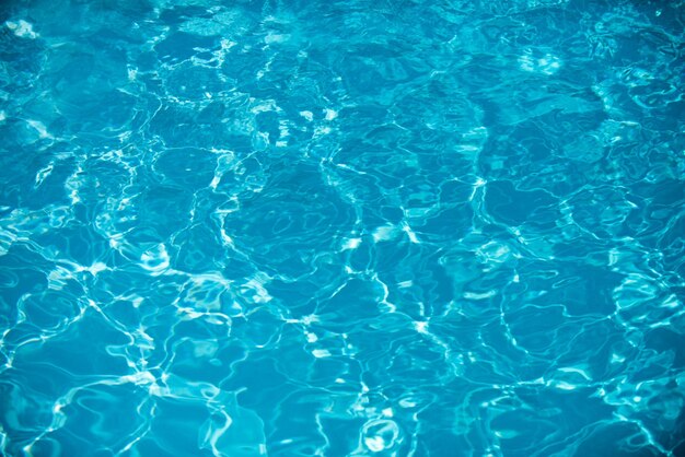 L'eau dans le fond de la piscine avec un résumé de vague haute résolution ou une texture d'eau ridée