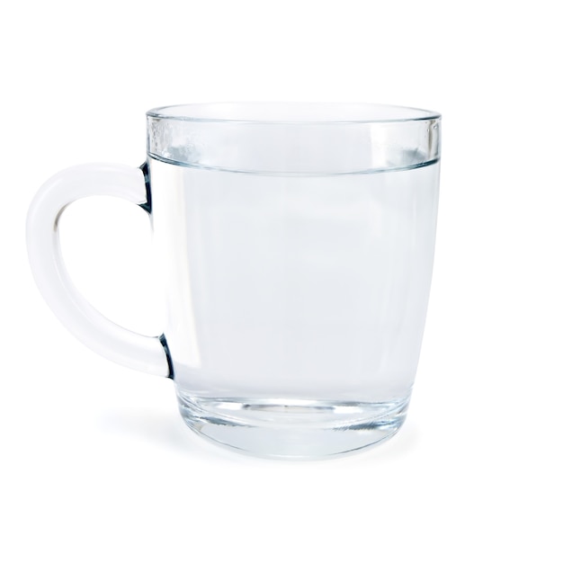 L'eau dans la tasse en verre isolé sur blanc