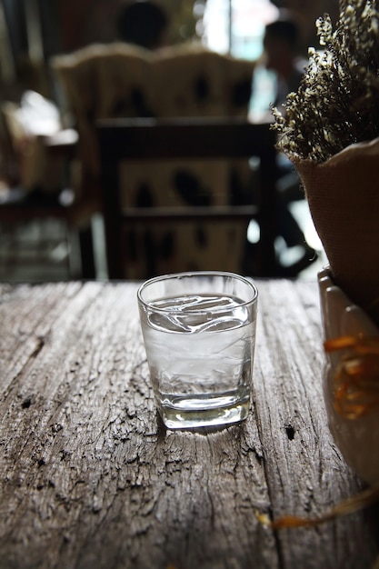 L'eau dans le verre en fond de bois