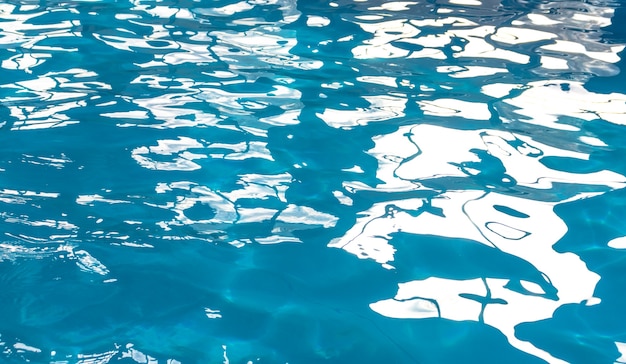 Eau déchirée bleue dans la piscine