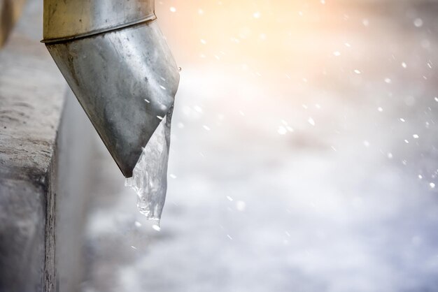 Eau de descente gelée du toit