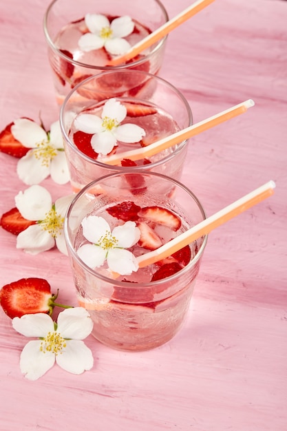 Eau de désintoxication aux fraises avec fleur de jasmin.