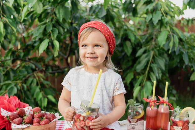 Eau de désintoxication infusée à la fraise et à la menthe. limonade aux fraises avec glace et menthe comme boisson estivale rafraîchissante dans des bocaux. Boissons gazeuses froides avec des fruits.