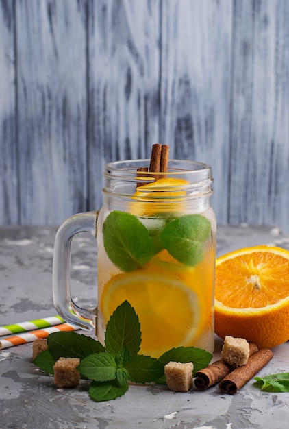 Eau de désintoxication à l&#39;orange, à la menthe et à la cannelle dans un bocal