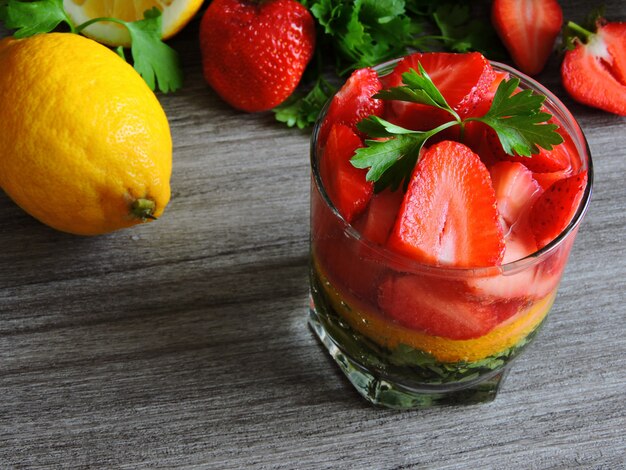 Eau détox aux fraises et citron.