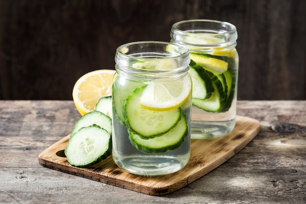 Eau détox avec concombre et citron sur table en bois