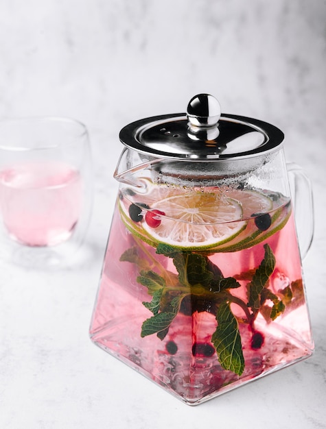 Photo eau détox dans une cruche en verre et un verre