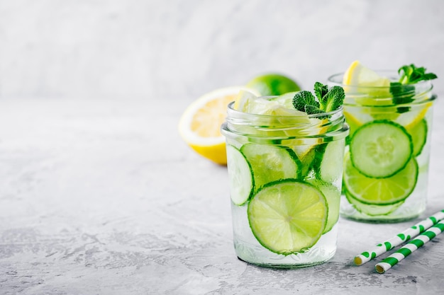 Eau détox infusée au concombre citron et citron vert Cocktail d'été glacé rafraîchissant ou limonade dans un bocal en verre