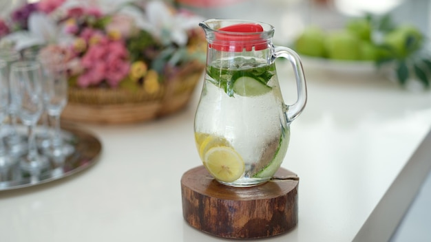 Eau détox infusée au concombre citron et menthe en pichet sur table