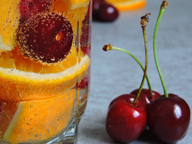 Eau détox à l'orange et aux cerises.