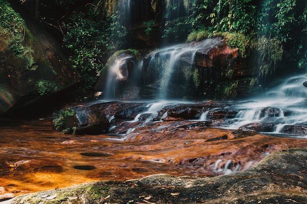 Eau douce du ruisseau dans le parc naturel de la cascade WIMAN THIP, belle cascade dans la forêt tropicale