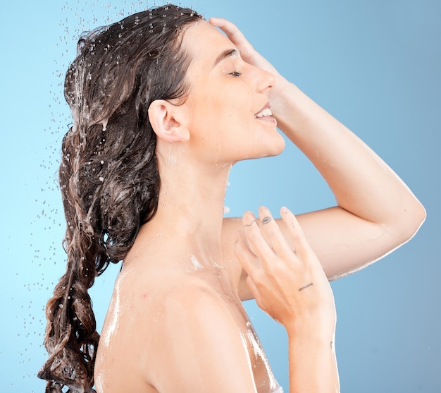 Eau de douche et femme nettoyant le corps et les cheveux pour la santé et le lavage de la peau