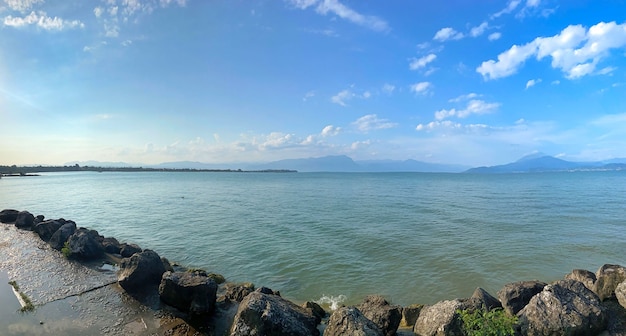 Eau du lac de garde en italie entourée de montagnes