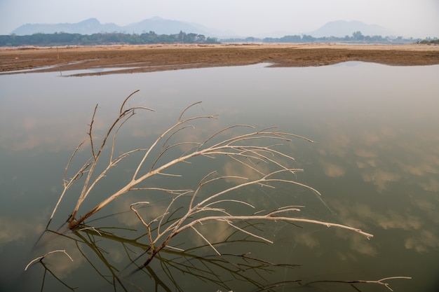 Photo l'eau du mékong est tombée à un niveau critique