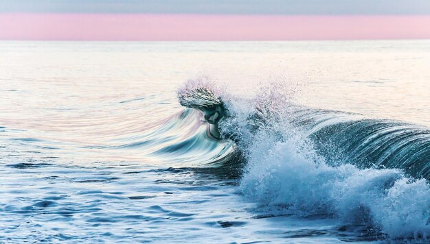 Photo l'eau éclaboussant dans la mer contre le ciel