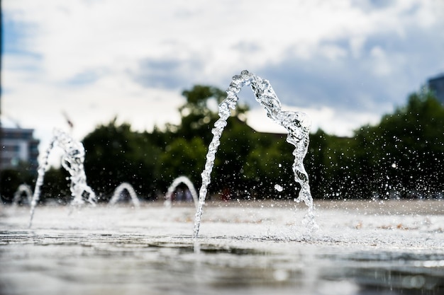 L'eau éclaboussant sur la fontaine contre le ciel