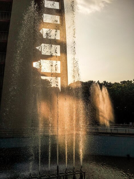 Photo l'eau éclaboussant sur la fontaine contre le ciel