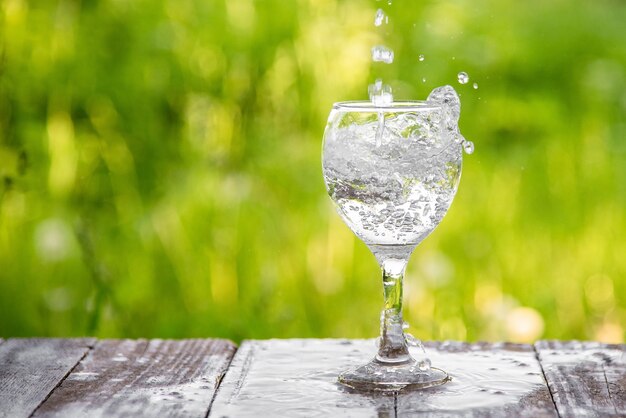 De l'eau éclabousse dans le réservoir.