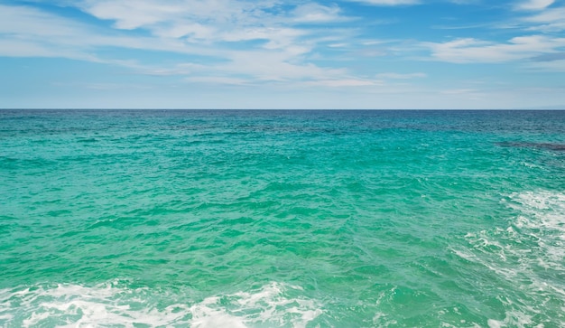 Eau émeraude sous un ciel nuageux