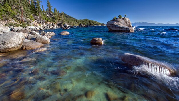 L'eau est bleue et claire.