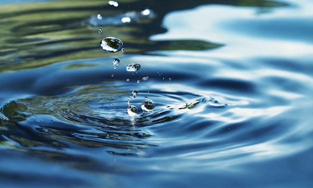 L'eau est un liquide transparent que l'on trouve dans les masses d'eau et les organismes vivants de la Terre.