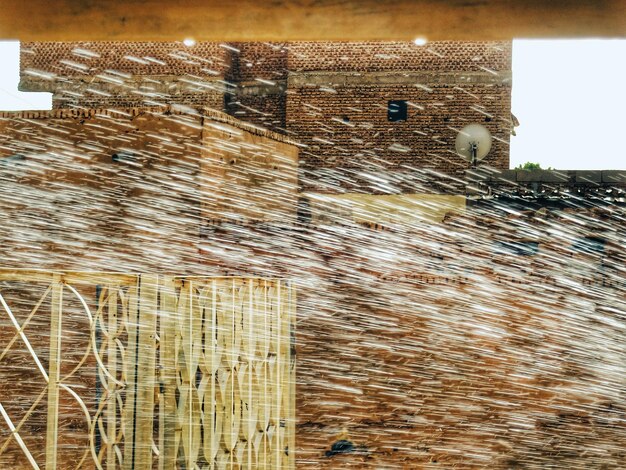 Photo l'eau est pulvérisée sur la maison.