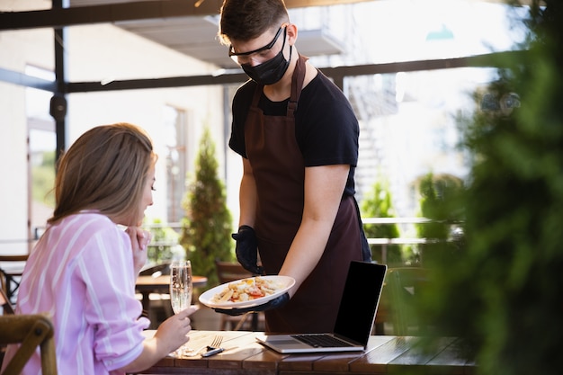 Eau fonctionnant avec un masque facial dans un restaurant, épidémie de coronavirus