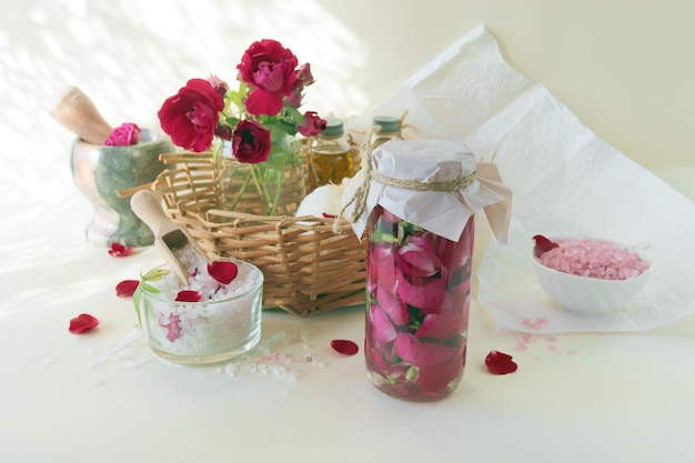 Eau fraîche de roses roses et violettes et sel de mer aux pétales de fleurs