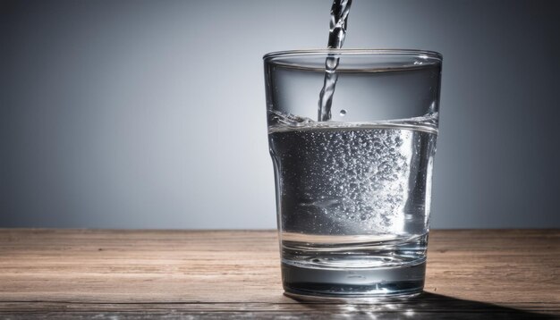 De l'eau fraîchement versée prête à étancher votre soif.