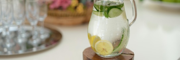 Eau de fruits au concombre citron vert et menthe dans un pichet en verre