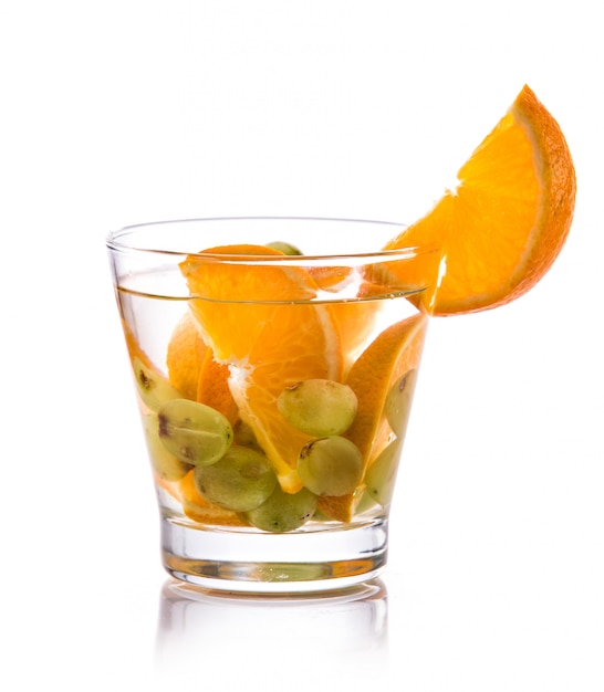 Eau de fruits frais infusée d'orange et de raisin. isolé sur whi