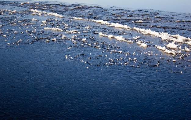 Eau gelée dans le lac surface de glace sur l'eau