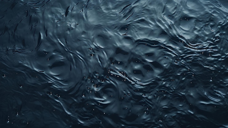 Photo de l'eau avec une goutte d'eau qui a un reflet de l'océan